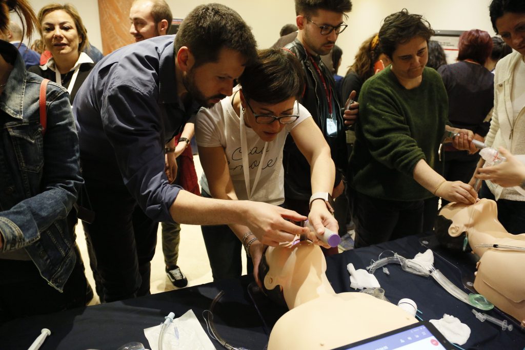 Augmented reality, software and simulators for the complete course on airway management