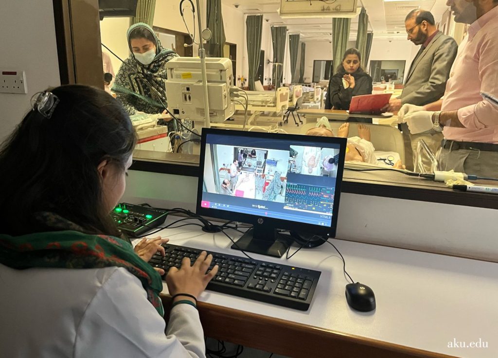 Simulazione in Pakistan: trasformare gli educatori sanitari in campioni della simulazione